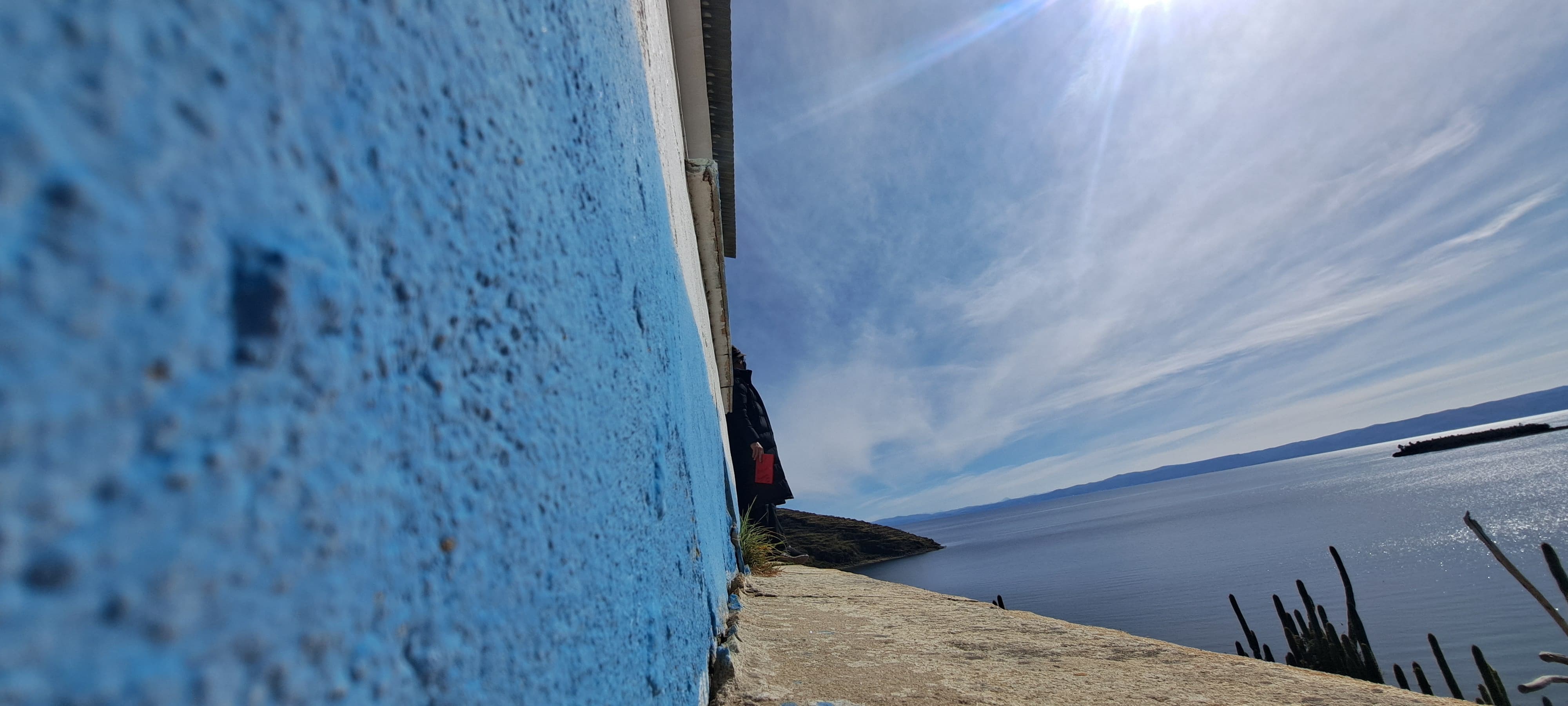 Pared azul junto al lago