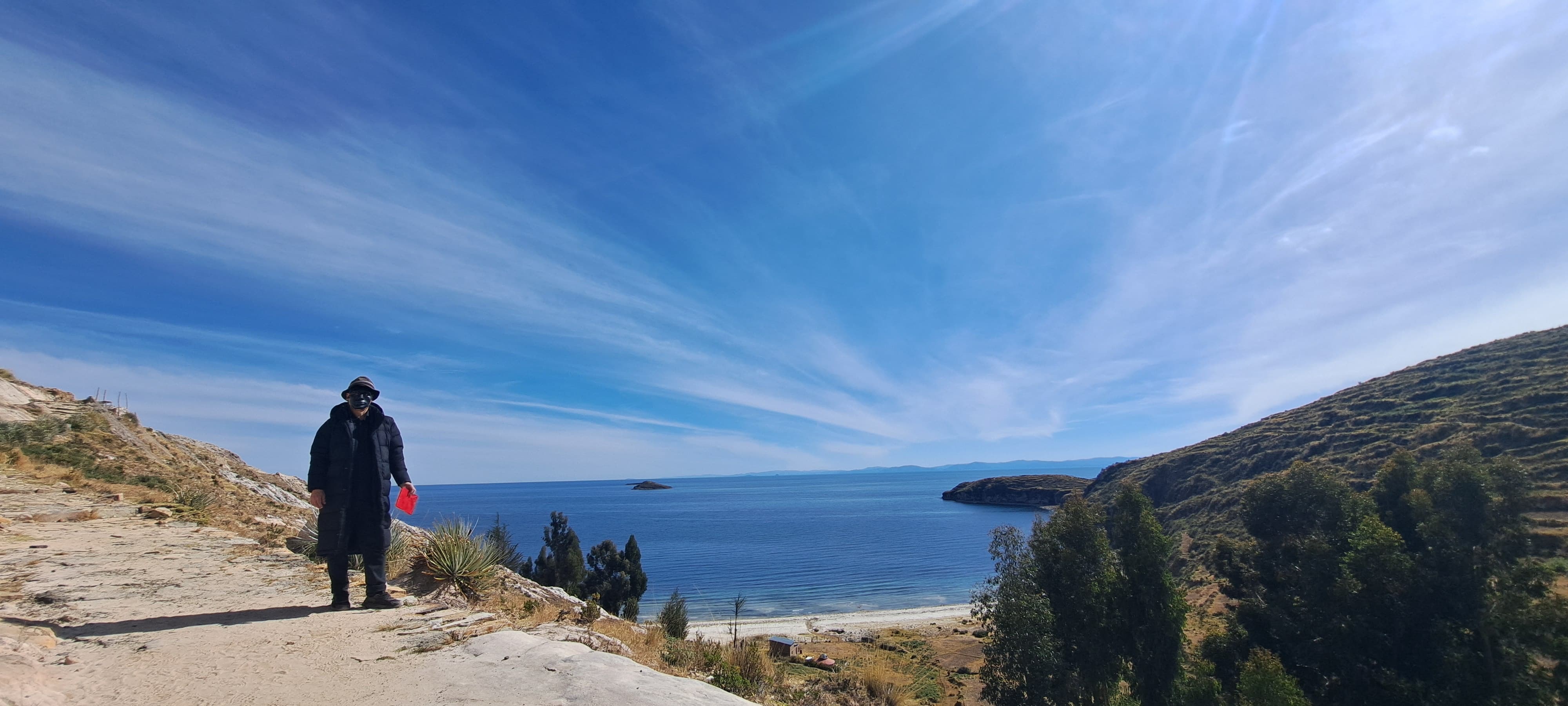 El artista frente al lago Titicaca